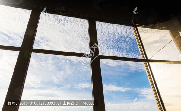 窗戶外的天空