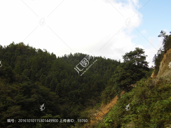大山與藍天