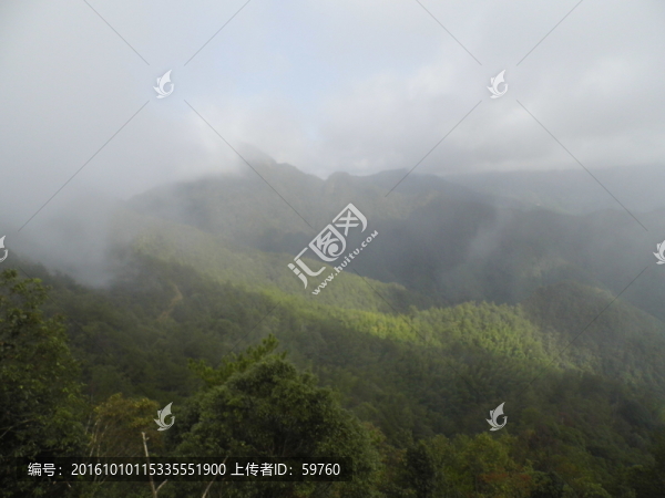 云霧迷蒙的群山