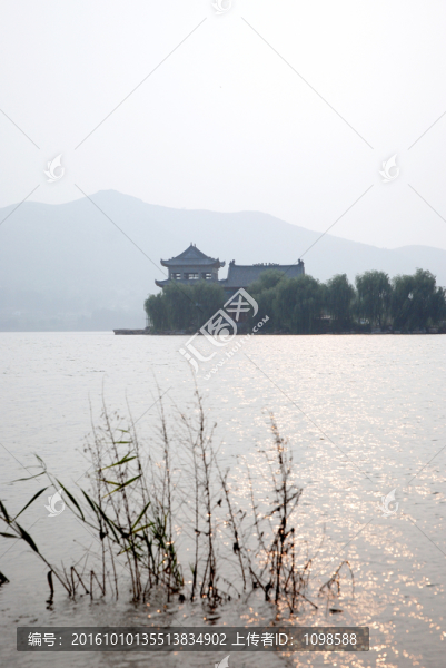 湖畔古建