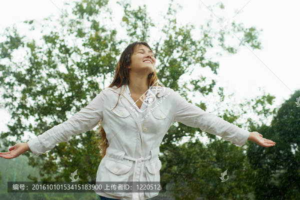 美麗的女孩站在雨中