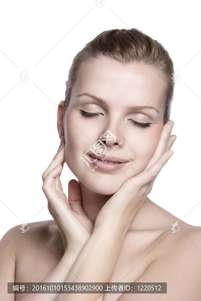 女人用手撫摸健康的皮膚