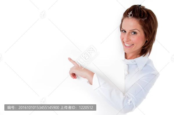 年輕女子笑著一個空白板
