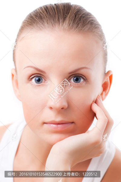 藍色眼睛的年輕女人