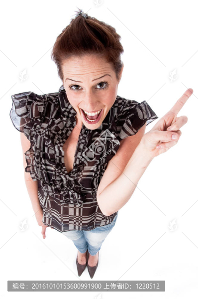 年輕自信的女人指著她的左手指