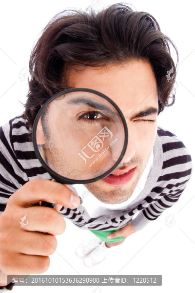 年輕人用放大鏡抬頭看