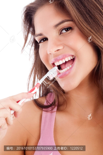 可愛的女孩brusing她的技術(shù)