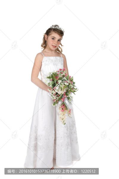女孩手捧花束，穿著白色長袍