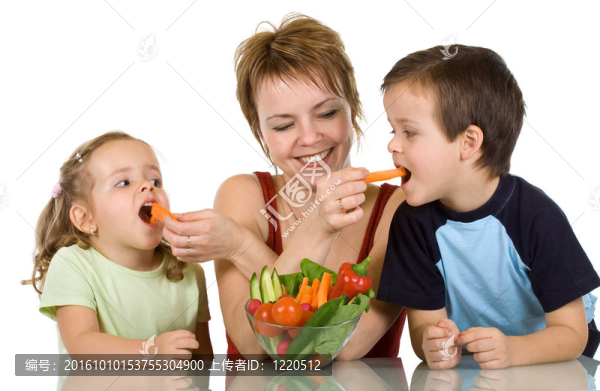 用蔬菜喂孩子的女人