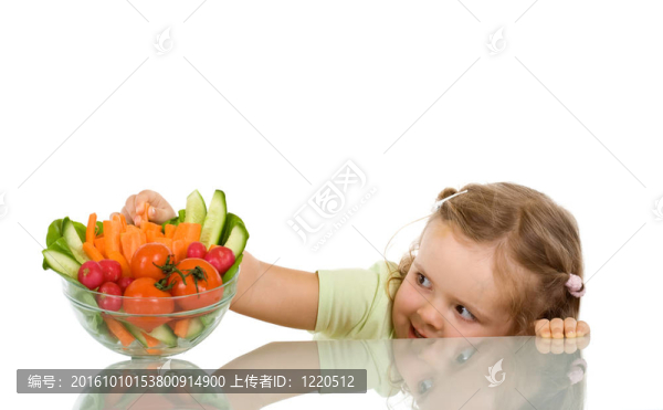 偷蔬菜的小女孩