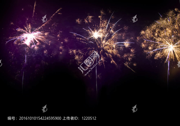 黑色夜空中五彩繽紛的煙花