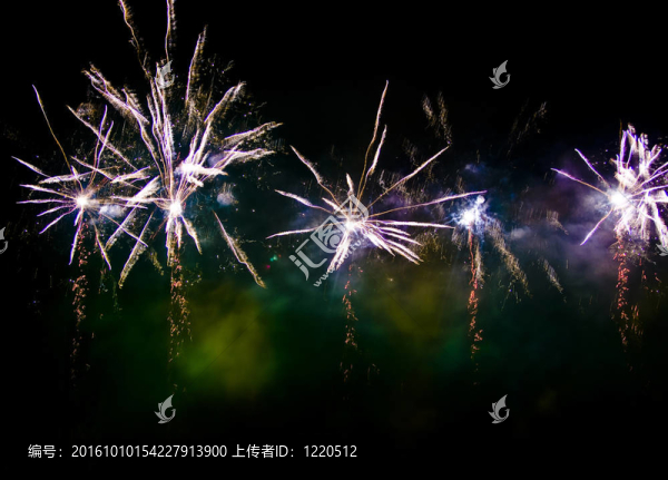 黑色夜空中五彩繽紛的煙花