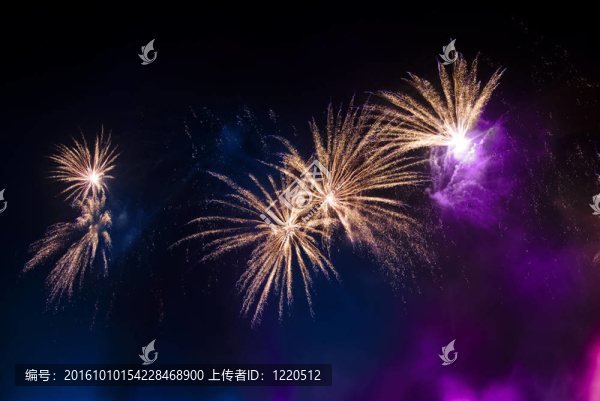 黑色夜空中五彩繽紛的煙花