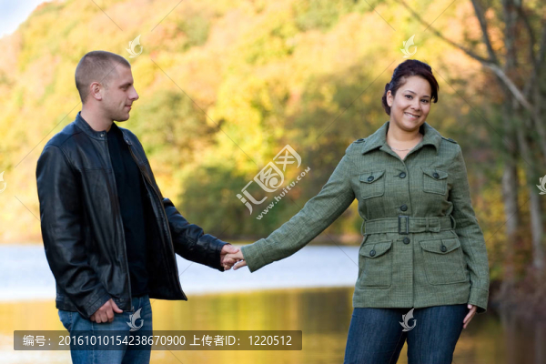 戀愛中的年輕夫婦