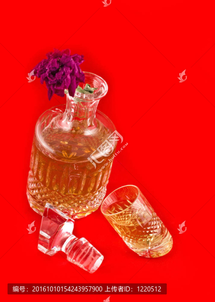 與酒精飲料和花跳汰機(jī)水晶瓶