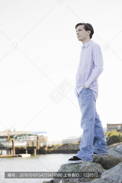 十幾歲的男孩看著Ocean