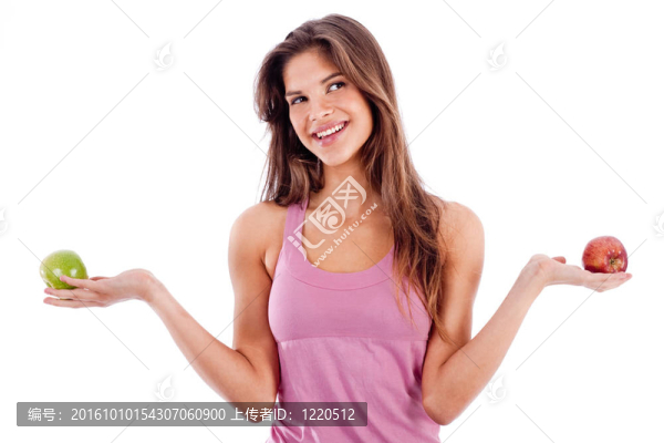 有兩個蘋果的年輕女孩