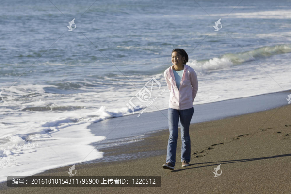 在Beach的十幾歲的亞洲女孩