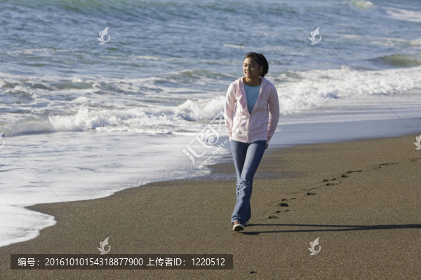 在Beach的十幾歲的亞洲女孩