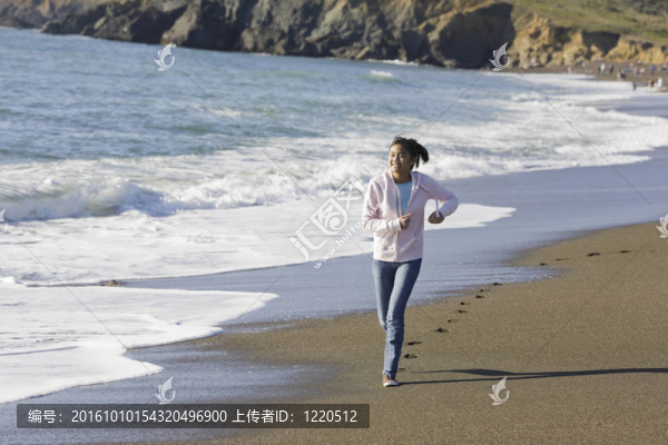 在Beach的十幾歲的亞洲女孩