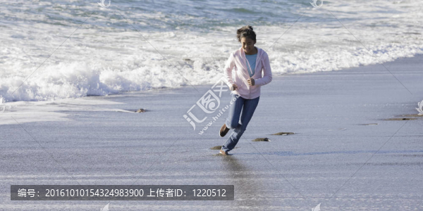 在Beach的十幾歲的亞洲女孩