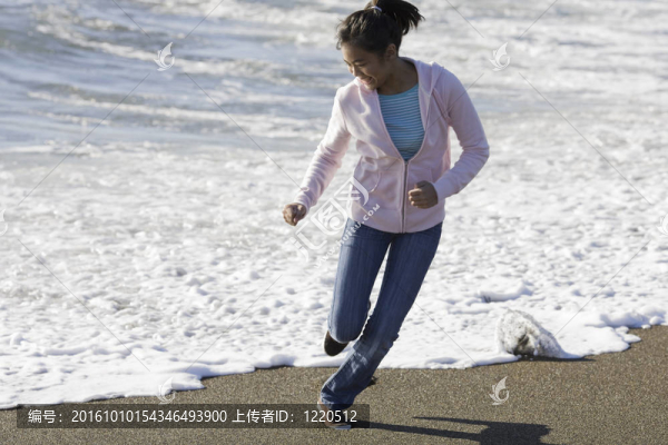 在Beach的十幾歲的亞洲女孩