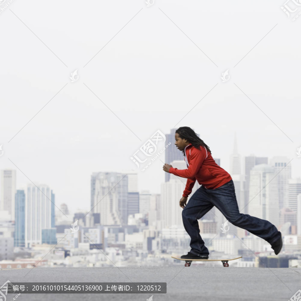 十幾歲的男孩在玩滑板