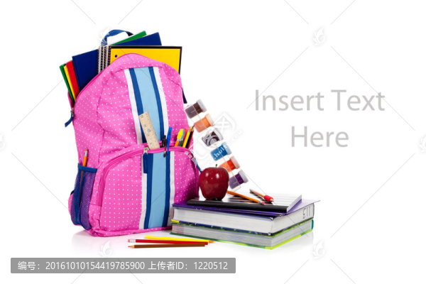 粉紅色背包與學校用品與復制空間