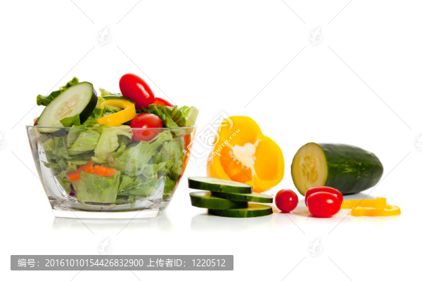 把沙拉和配料放在白色的