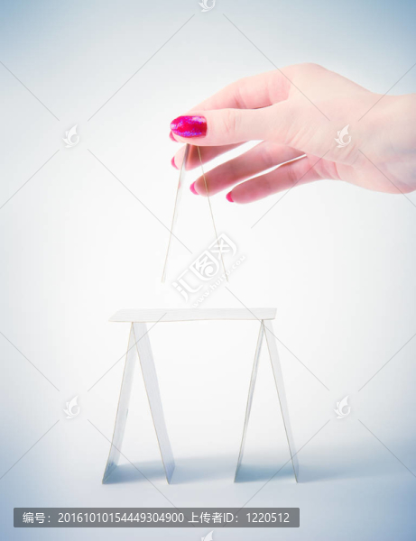 女子動手建房從打牌