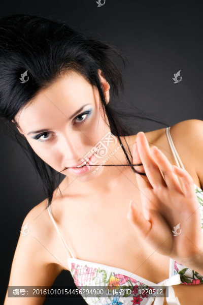 黑發(fā)女人咬聽到頭發(fā)年輕性感