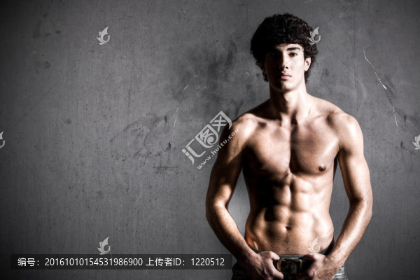墻上的年輕的肌肉男人