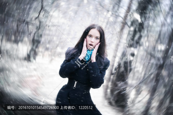 在暴風(fēng)雪中的年輕女人