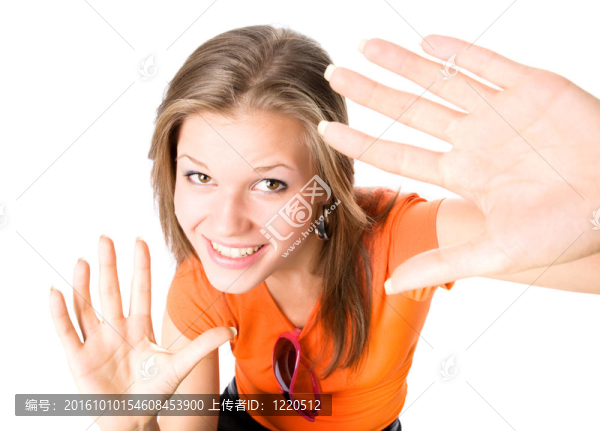 年輕快樂的女人伸手去相機(jī)