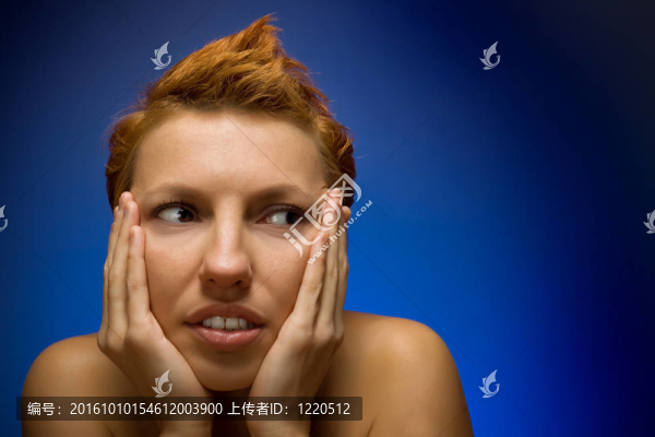 藍(lán)色背景上的美麗女人