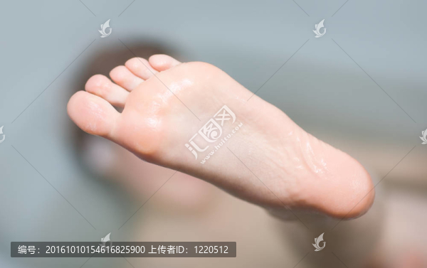 年輕的女人的腳
