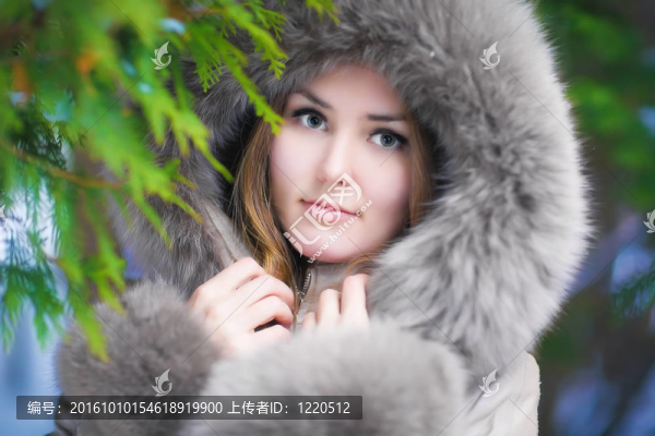 森林肖像中的女人