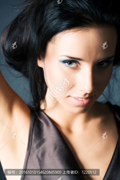 年輕的黑發(fā)女人肖像