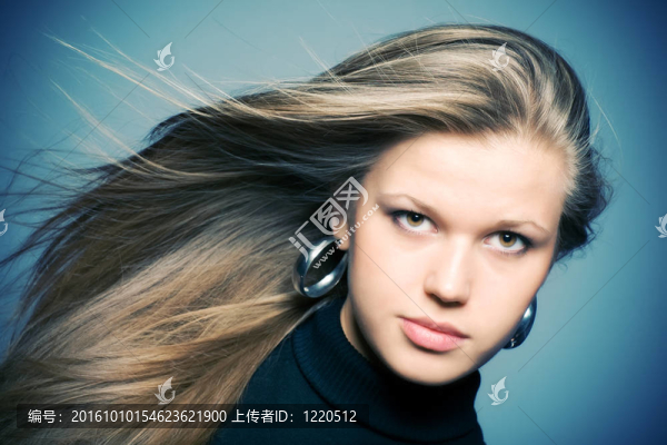 頭發(fā)飄飄的女人