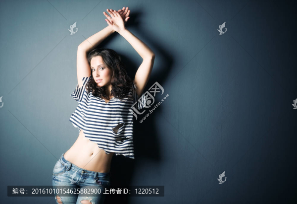 墻上的年輕性感女人