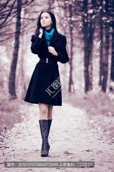 年輕的女人走在森林里