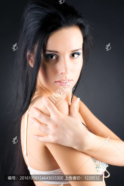 纖細(xì)的黑發(fā)女人肖像