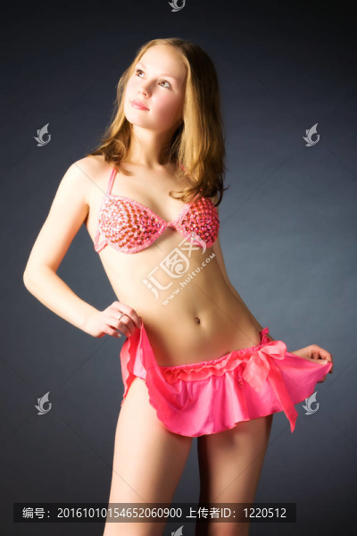 性感的苗條女人在粉紅色的內(nèi)衣
