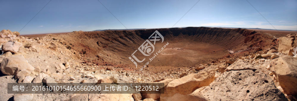 具有火山口的沙漠景觀