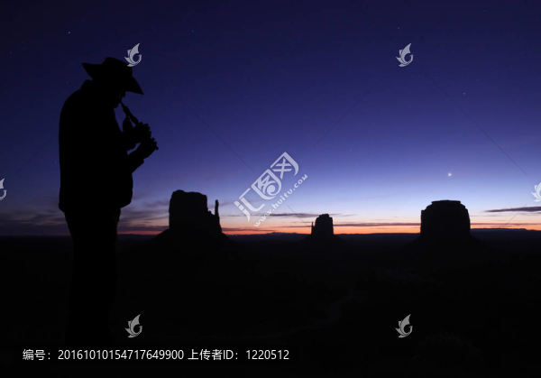 黃昏時分，人類在沙漠中吹奏長笛