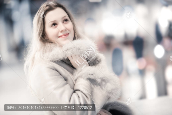 年輕婦女在冬季服裝室內(nèi)人像