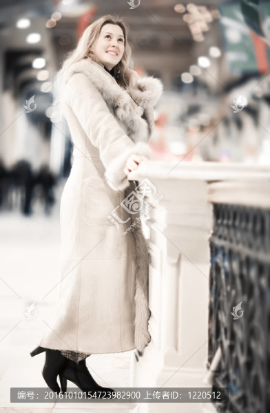 青年婦女在冬季服裝貿(mào)易中心
