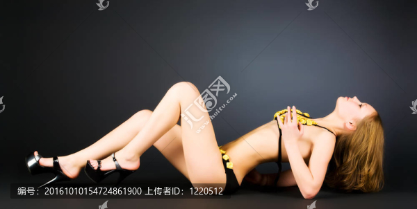 性感的苗條女人在內衣