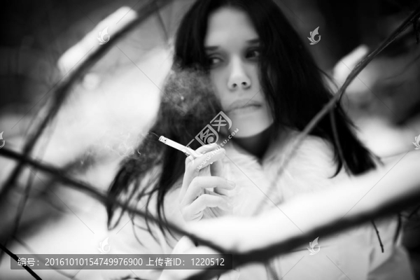 吸煙的女人肖像
