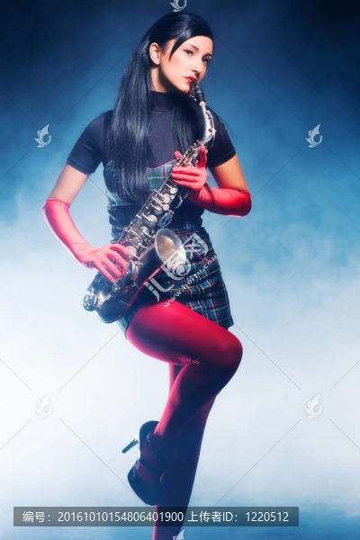 薩克斯管的年輕女子